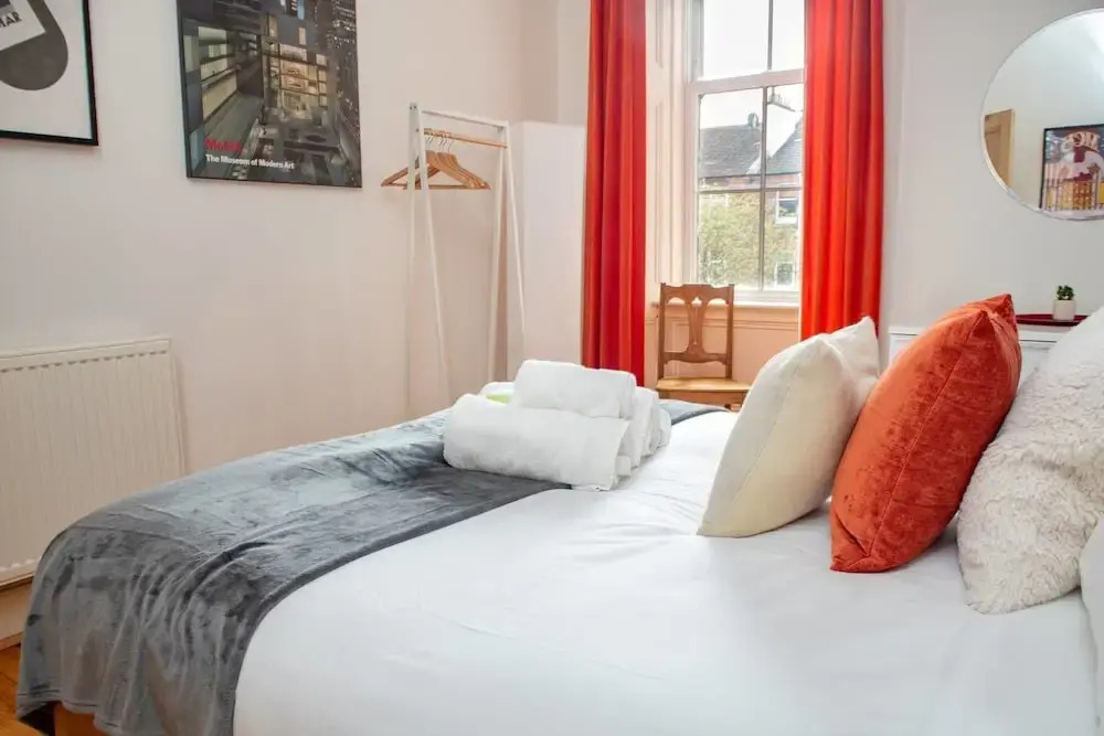 Charming 2-bedroom apt in the Heart of West End