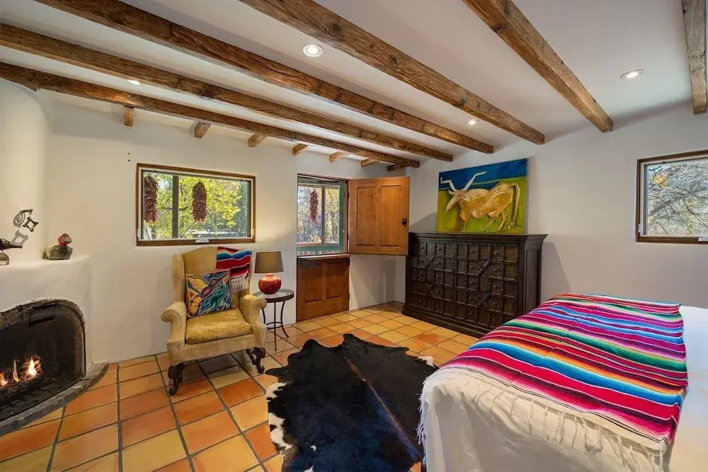 Dancing Hare - Colorful and Inviting Tesuque Home Right Next to Bishop`s Lodge