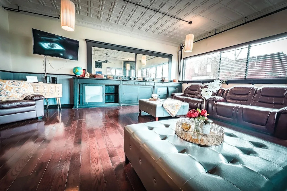 The Pub with Private Yard & Parking, Near the Falls & Casino by Niagara Hospitality