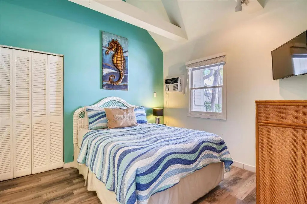 Ibis by Avantstay Close to Duval Street w/ Shared Pool Month Long Stays Only