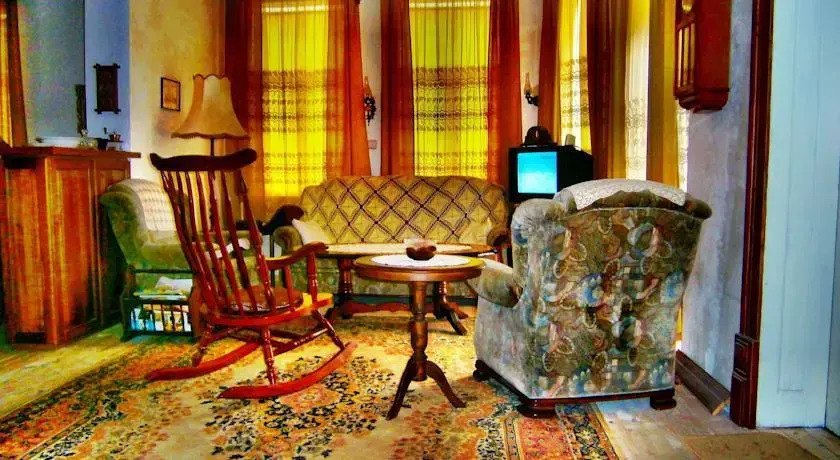 Retro - 19th Century Guest House