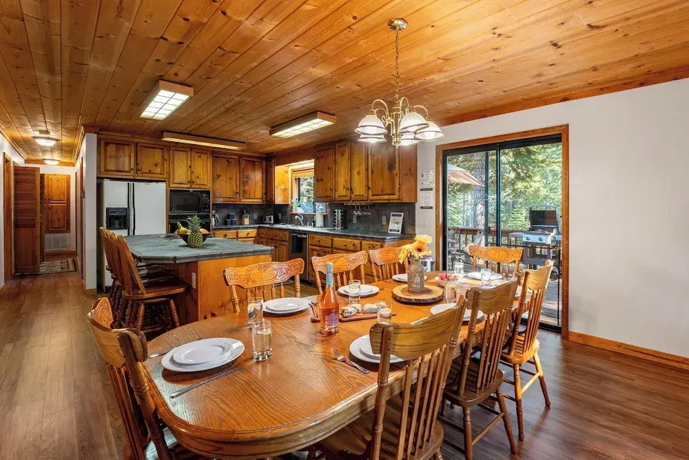 Whiskey Springs by Avantstay Classic Cabin Near Tahoe Donner Ski Area!