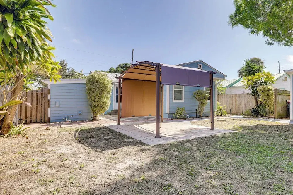 3 Mi to Jensen Beach: Pet-friendly Getaway w/ Yard