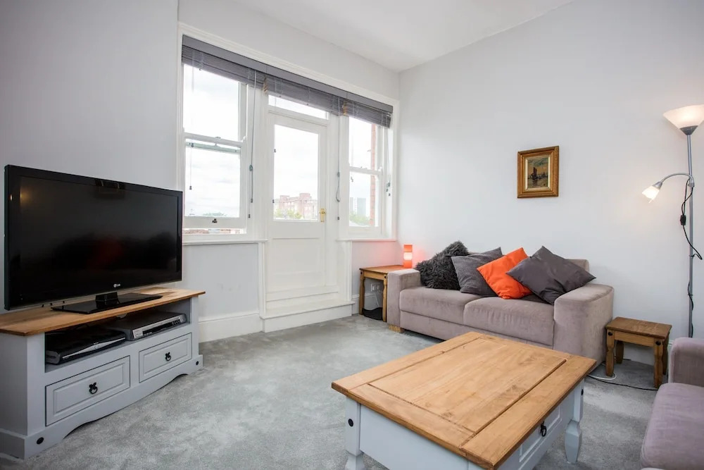 3 Bedroom Apartment by Battersea Park