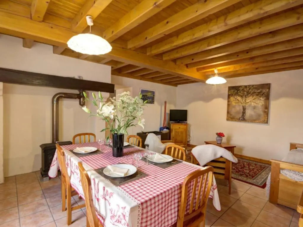 Gîte accueillant pour 7 pers avec cheminée et terrasse - FR-1-496-225
