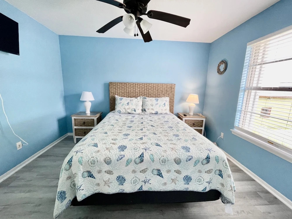 Beers And Sunshine 3 Bedroom Home by Redawning