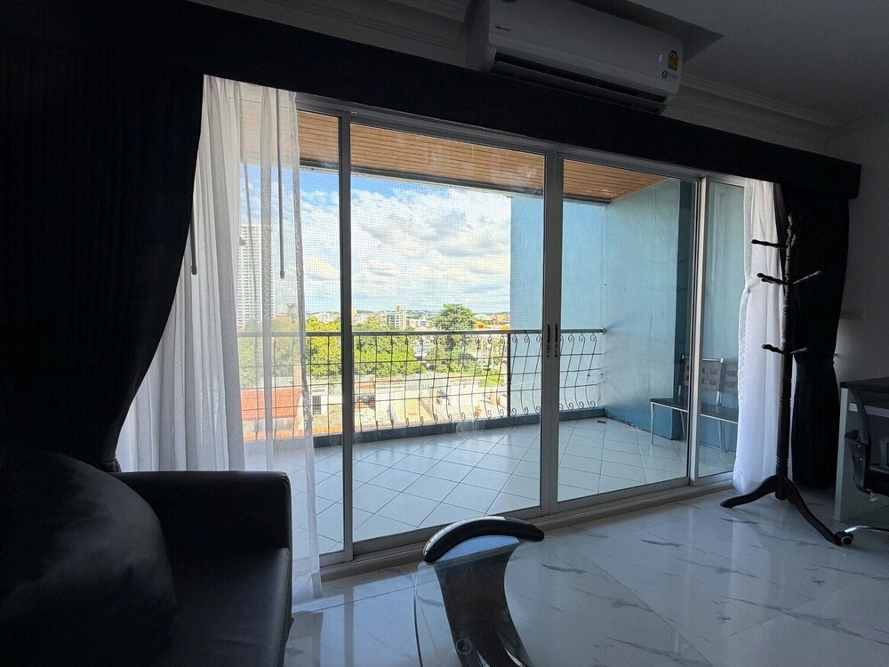 1-bedroom Pool-view Condo With Large Balcony - Jomtien