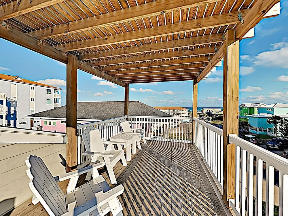 Coastal Getaway - Pool & Gulf Views, Walk To Beach 5 Bedroom Home