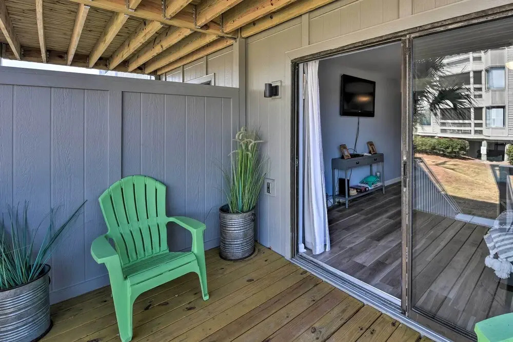 Relaxing Harbor Island Condo: Walk to the Beach!