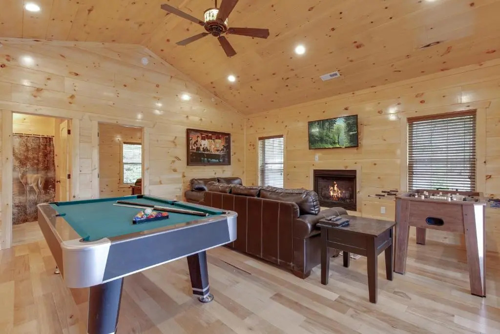 Smoky Mountain Splash, 6 Bedroom, Private Pool, WiFi, Pool Table, Sleeps 18