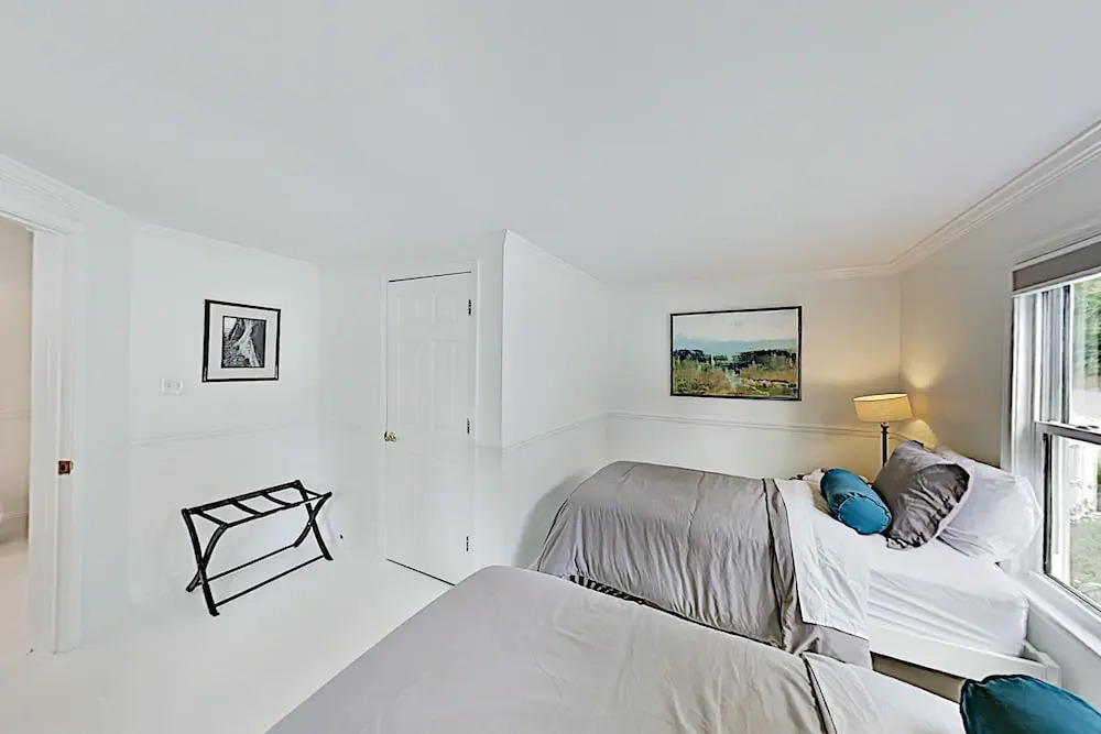 The Lime House W/ 2 Kitchens & Large Fenced Yard 4 Bedroom Home