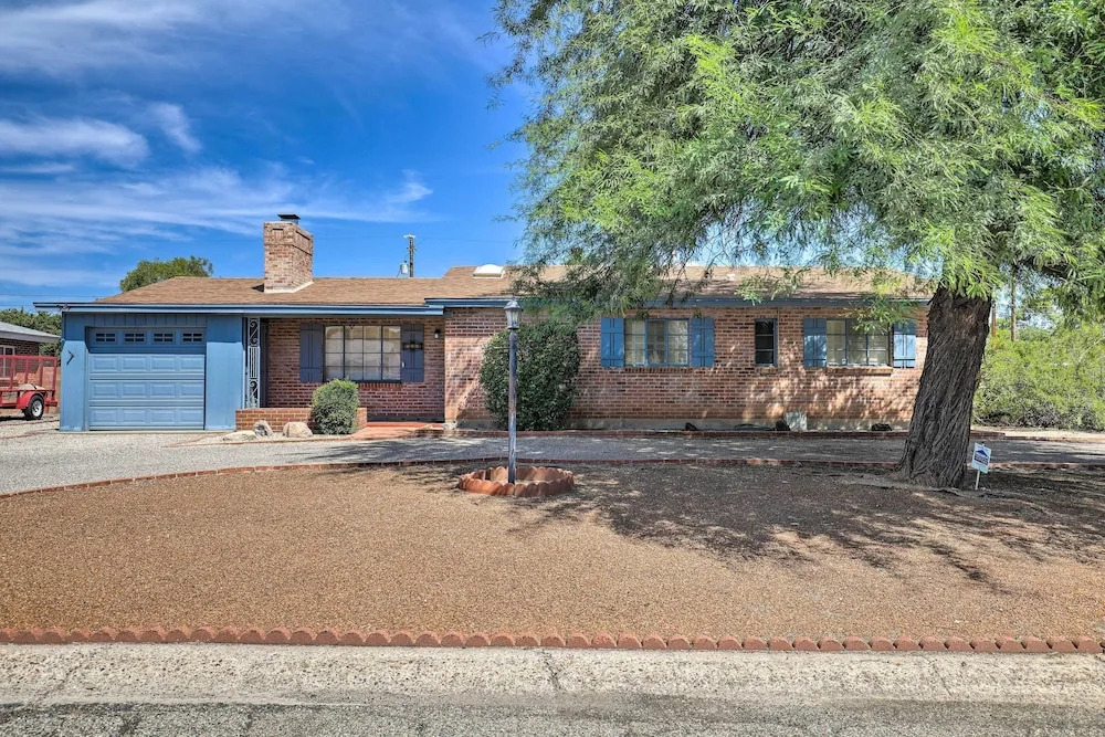 Pet-friendly Home, 4 Miles to U of A Campus