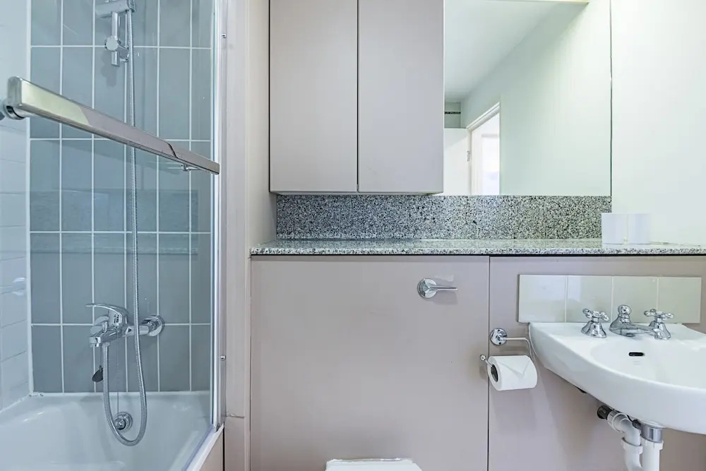 Deluxe Kensington Apartment With Balcony