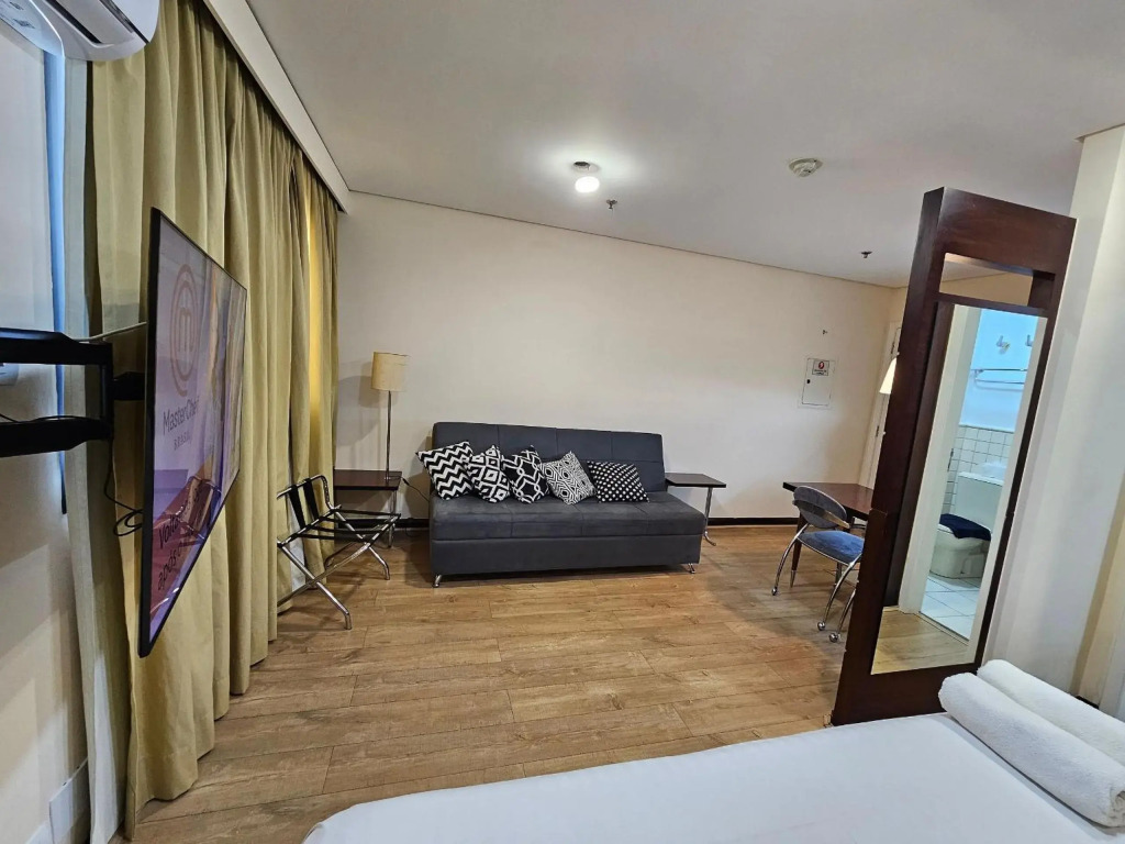 Flat com 1 quarto sala, cozinha de apoio, banheiro, serviços de arrumação diária.