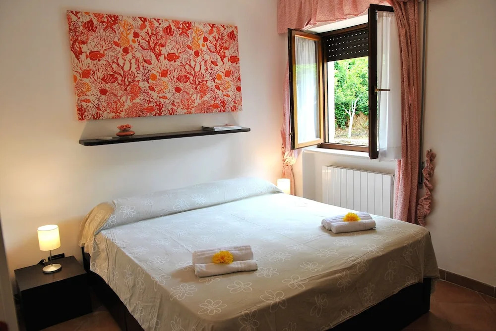 Suite on hill, air-conditioned apartment in villa with outdoor patio
