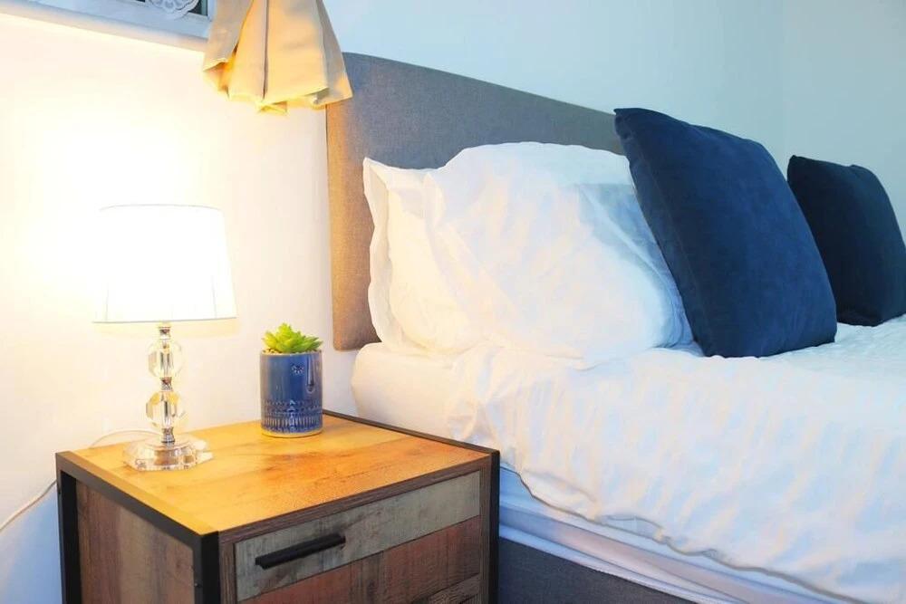Lancing Apartments - Spacious 2 Bed - Sleeps 6 - Burnham Village