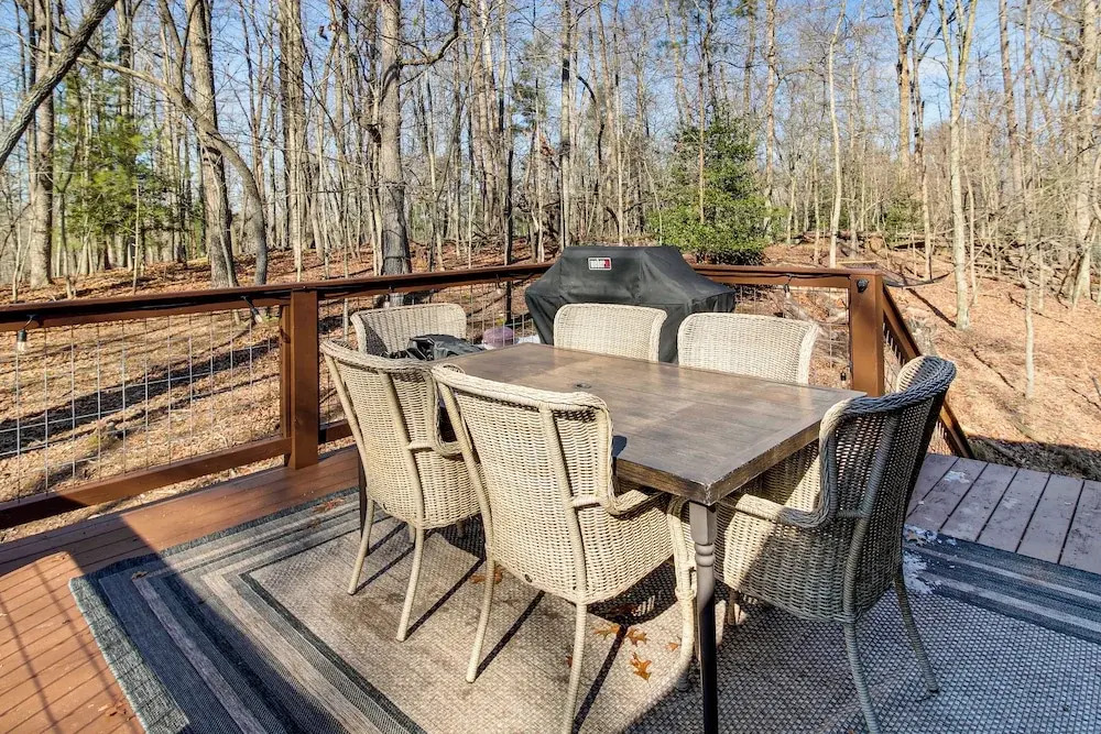 3 Mi to Dtwn Ellijay: Tree-lined Cabin w/ Deck!