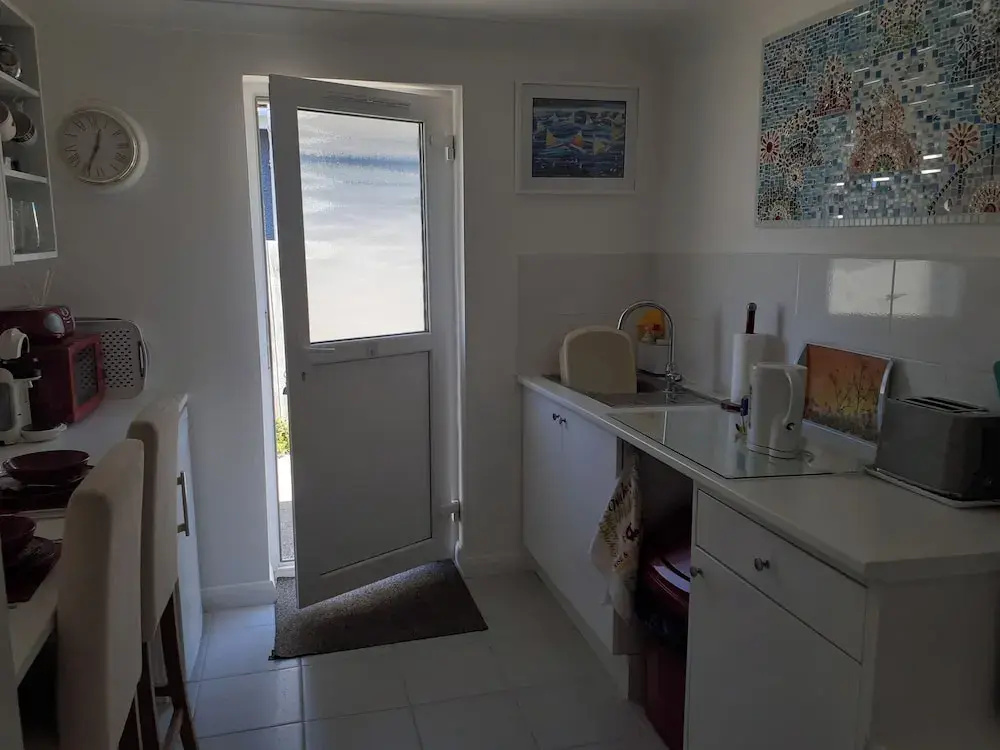 1-bed Seaside Retreat - Sleeps 2, Parking & Garden