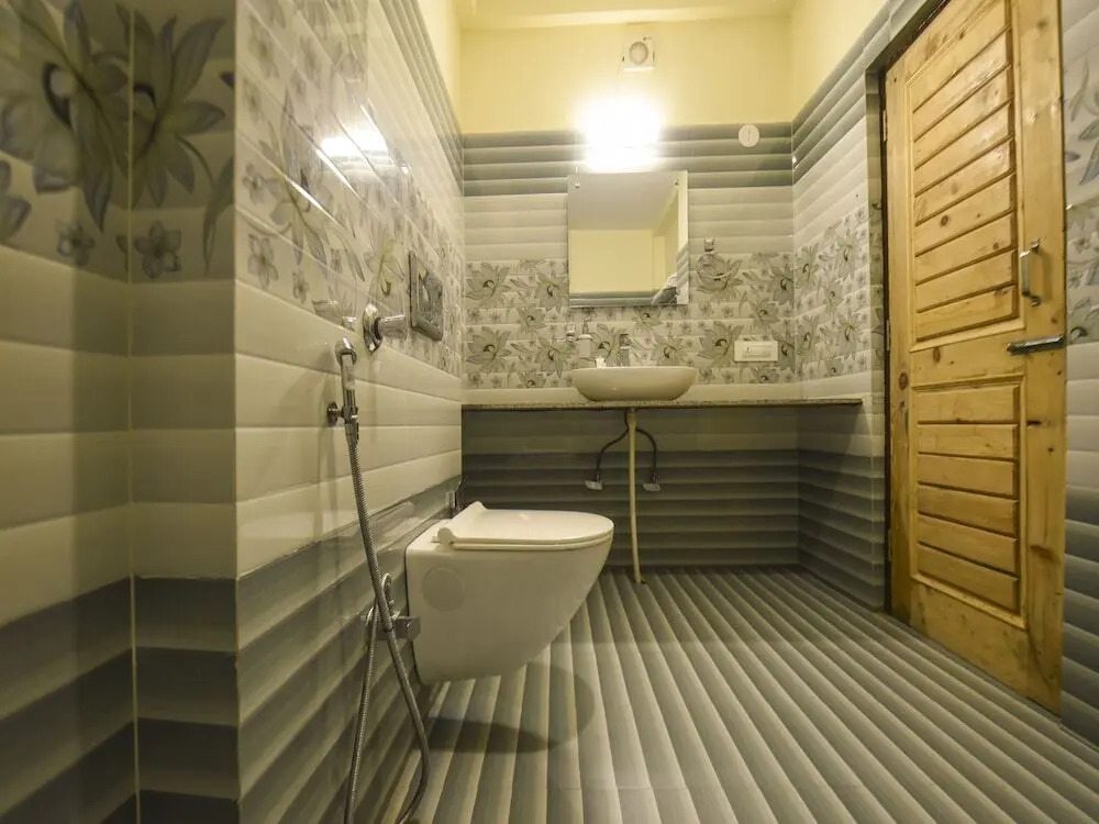 Raku's Place by OYO Rooms