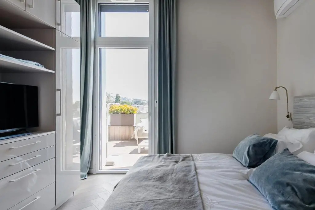 Picturesque Views From a Radiant Penthouse
