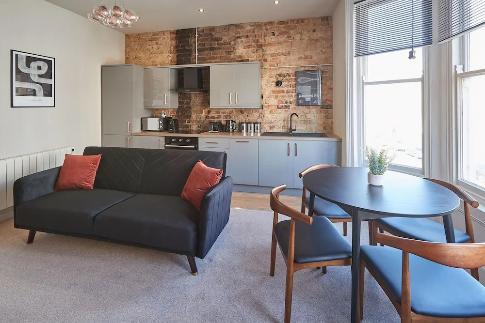 Bright North Bay Apartment Cricket Ground Views