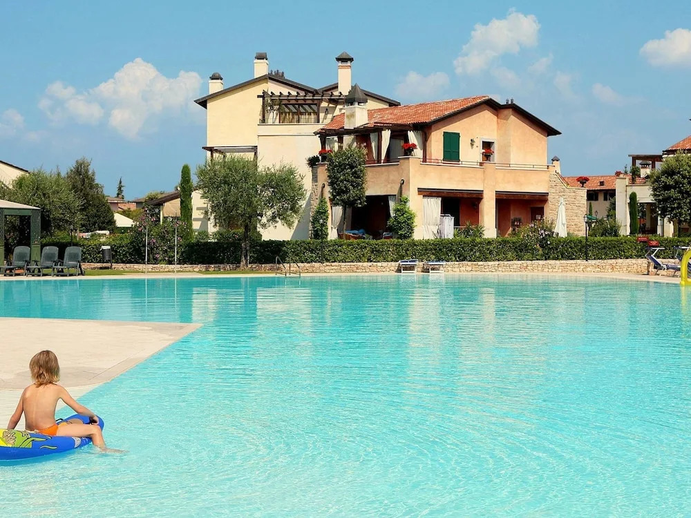 Nice Ground Floor Apartment Located near Peschiera