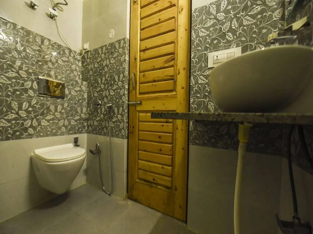Raku's Place by OYO Rooms