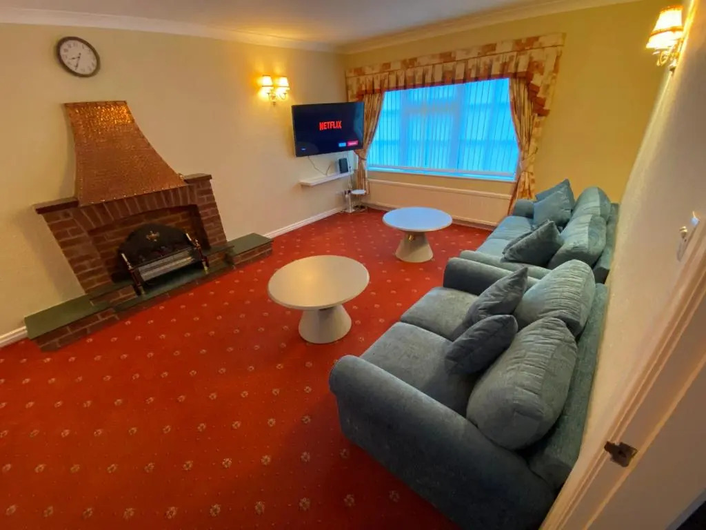 Exquisite Manor House Cul de sac Sleeps 8 & Parking