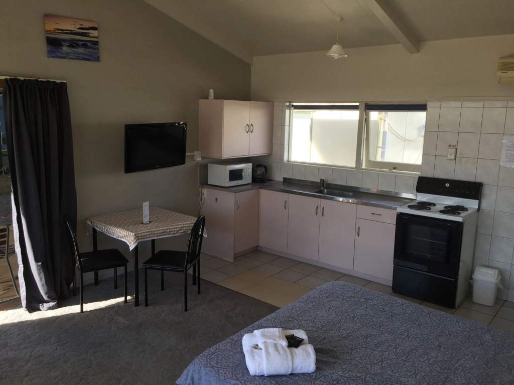 Jack & Dis Waiteti Lakefront Motel