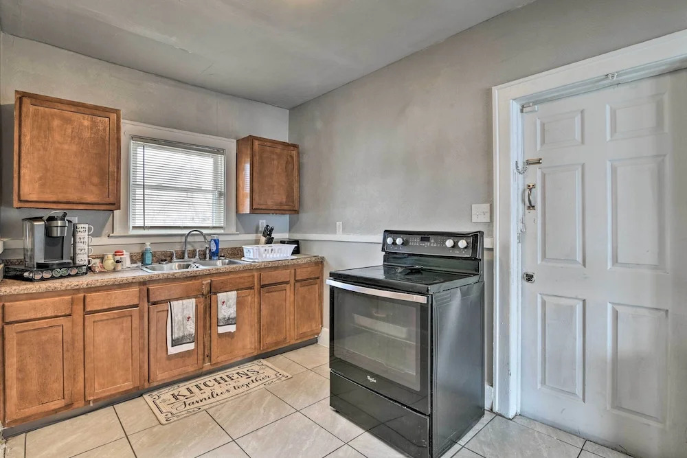 Detroit Apartment - 5 Mi to Downtown!