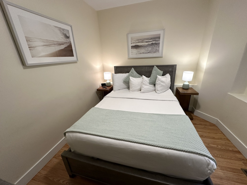 86 Dr Marcus House - Popular Broadway Area 6 Bedroom Home