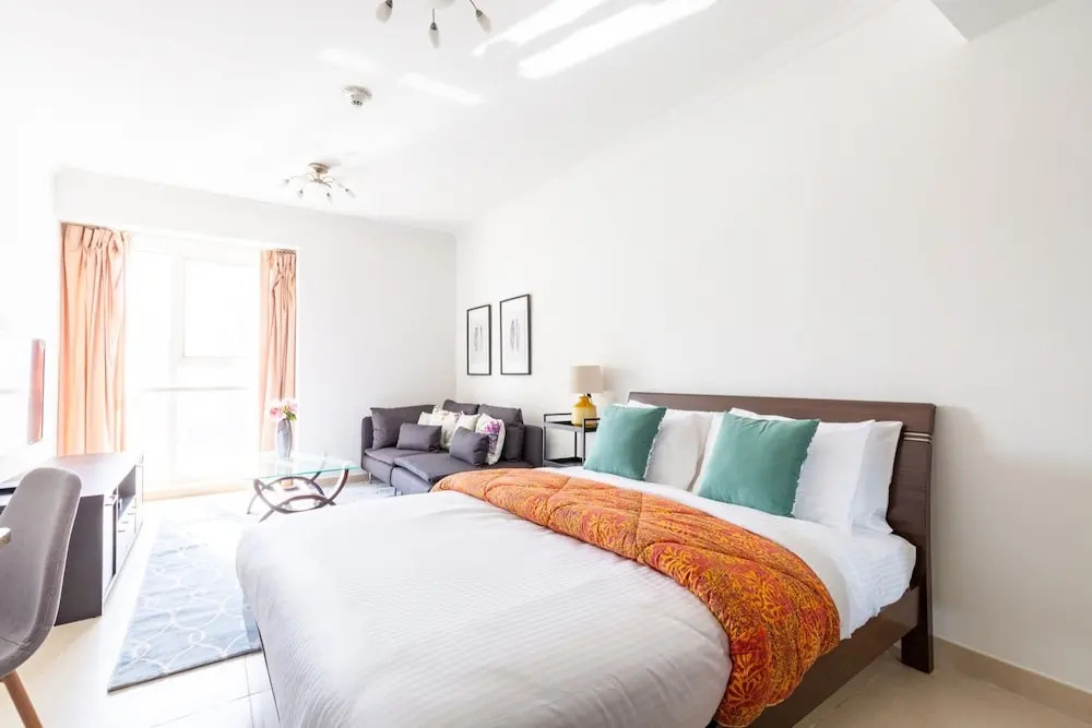 Warm & Striking Studio Apartment in the Heart of Jlt!