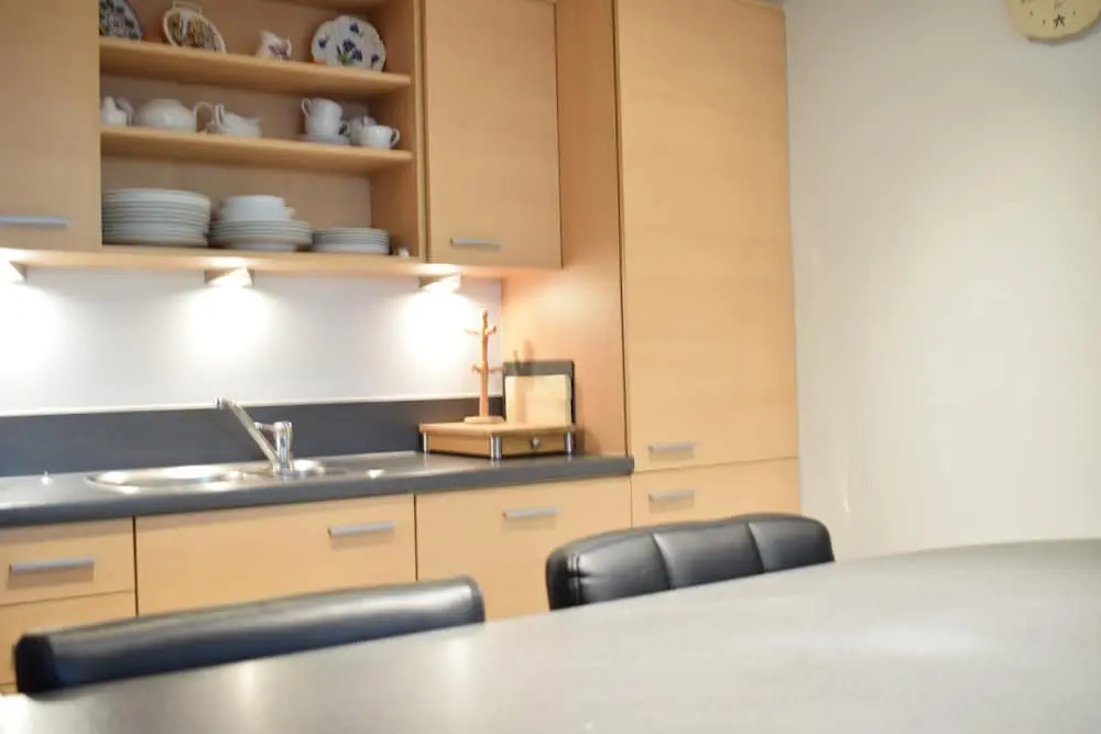 Modern 2 Bedroom Apartment Near Chelsea Harbour With Balcony
