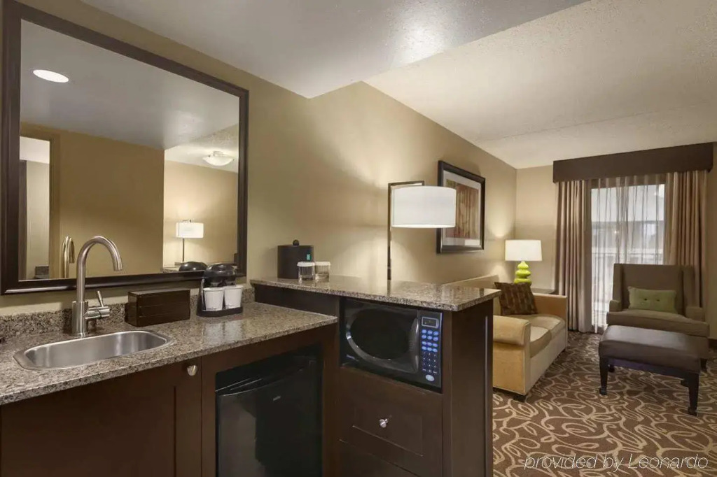 Embassy Suites by Hilton Pittsburgh International Airport 