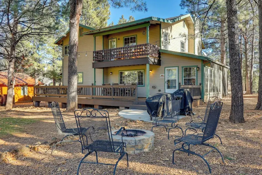 4 Mi to Woodland Lake: 2-story Home w/ Grill