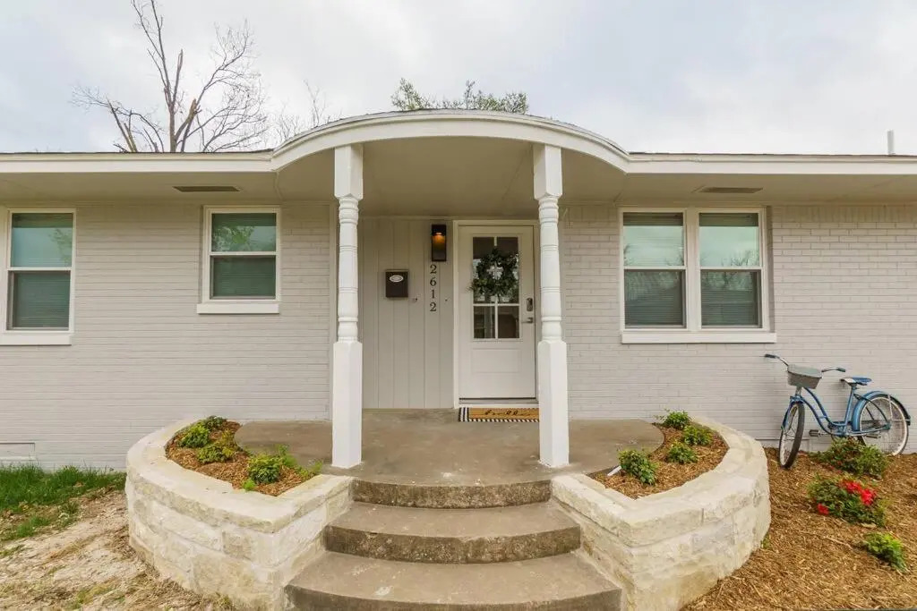3 BR Newly Remodeled Home With Farm Style Decor