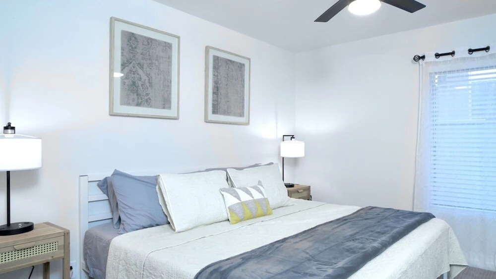 Beautiful 5-bdrm Vacation Home W/heated Pool !