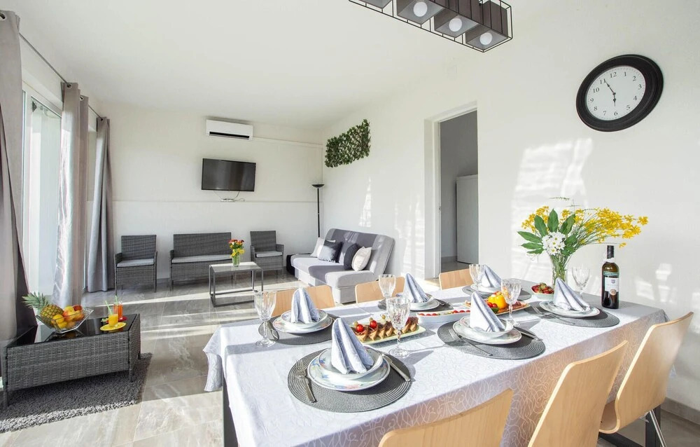 Stunning Home In Dugopolje