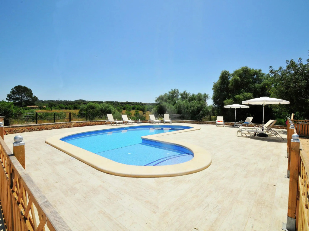 Large rustic country house for 12 people with garden and pool