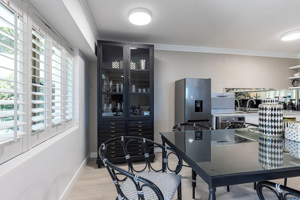 Clifton YOLO Spaces - Clifton White House Villa