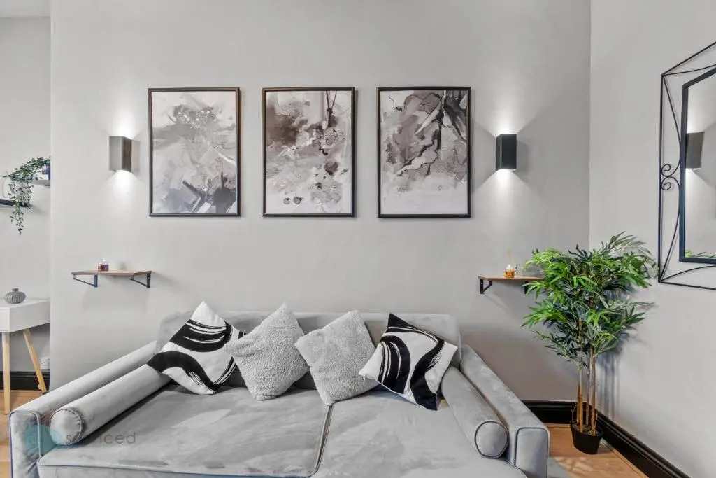 1 Bed- Holyrood Retreat