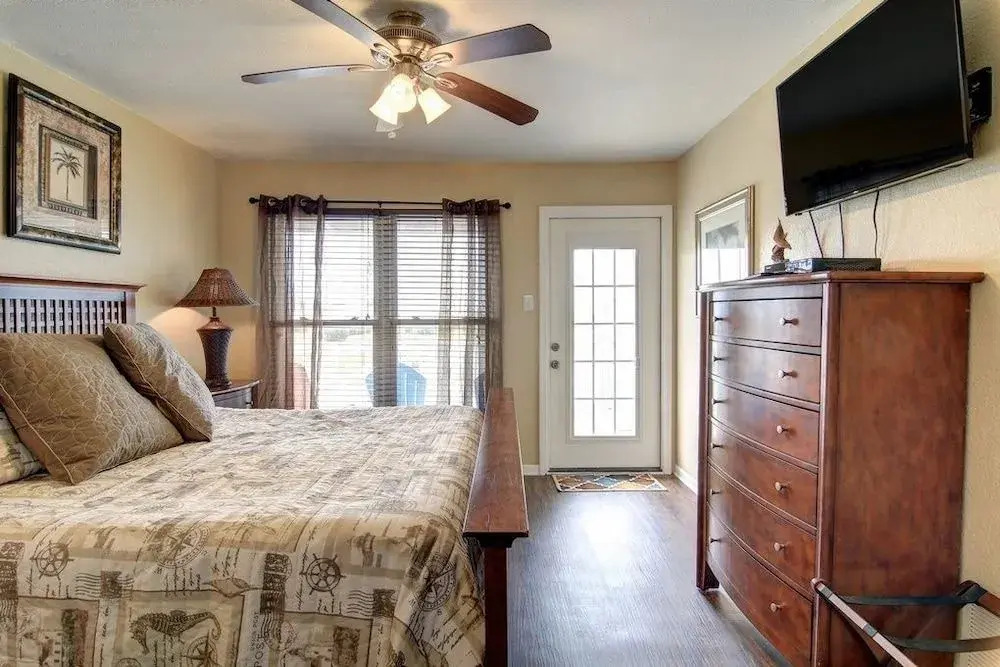 Beach Bumb Headquarters - 2 Br condo