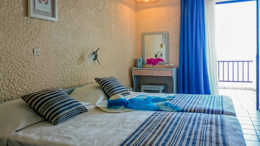 Cavos Bay Hotel & Studios