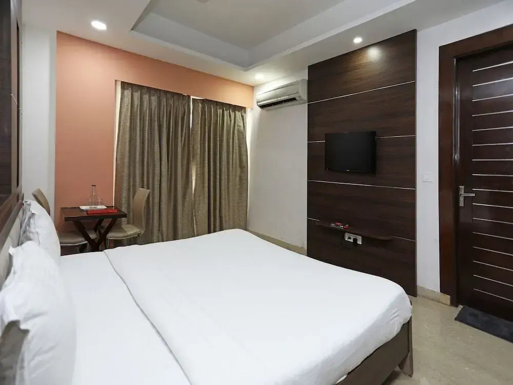 The Signature Hotel By OYO Rooms