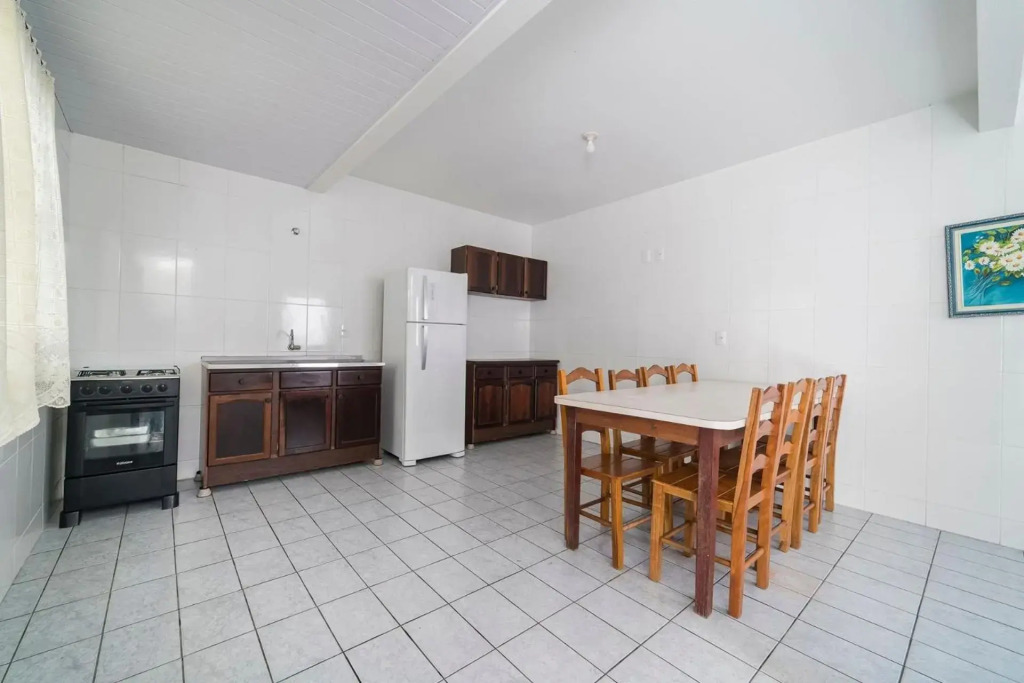 096C - Lindo sobrado 02 dormitórios para até 06 pessoas à poucos metros do Mar em Bombinhas