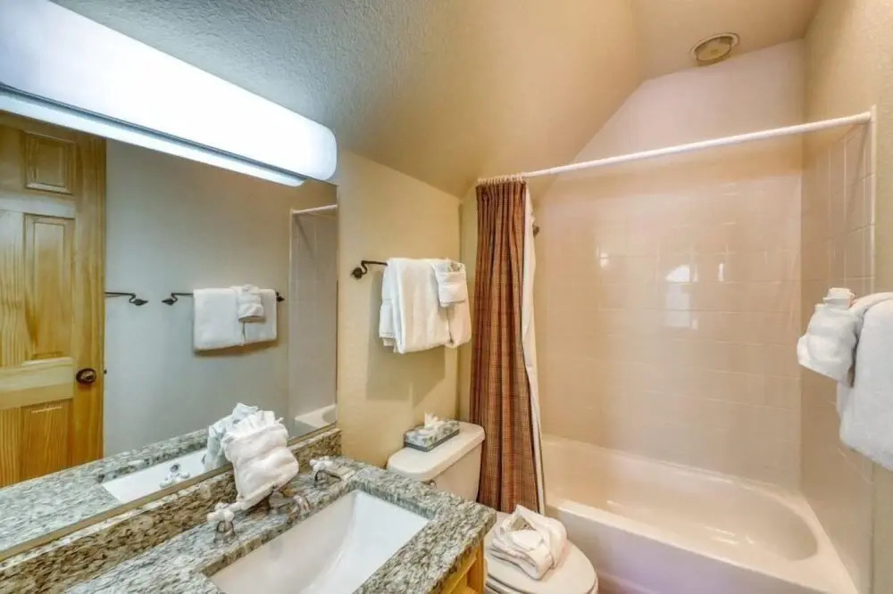 Spacious 4 Bedroom Mountain Vacation Rental With Private Hot Tub and Free Shuttle to Slopes
