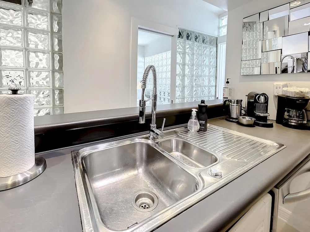 South Beach Bachelor Ette 7BR 4BA - 16 Single Beds