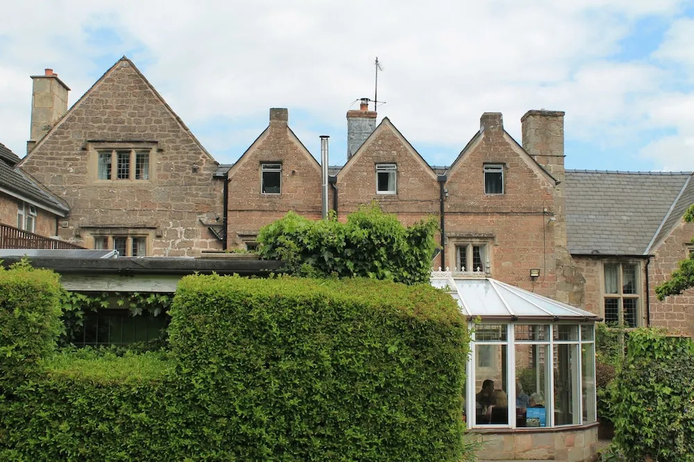 Old Court Hotel & Apartments