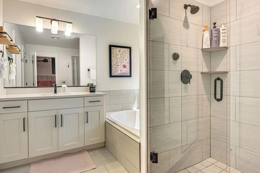 Pool Access, Private Hot Tub: Sleek Washington Gem