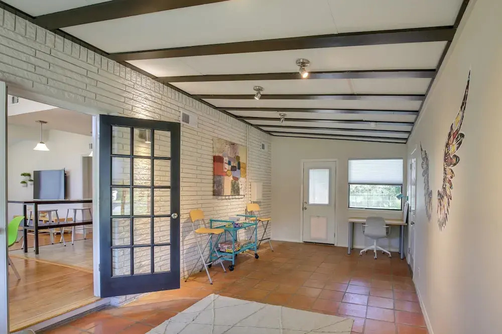 Bright & Modern Texas Getaway - 7 Mi to The Alamo!